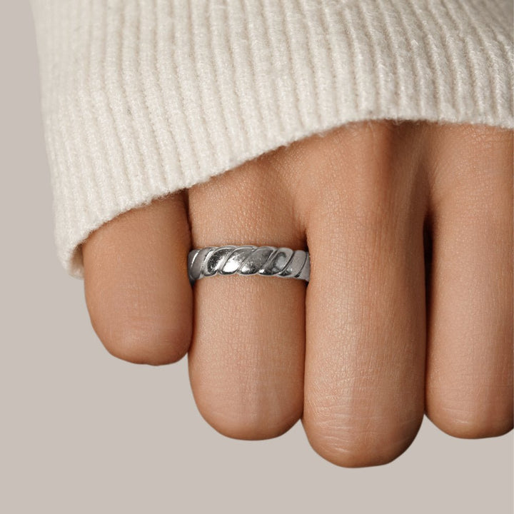 Endless Twist Ring – Calira