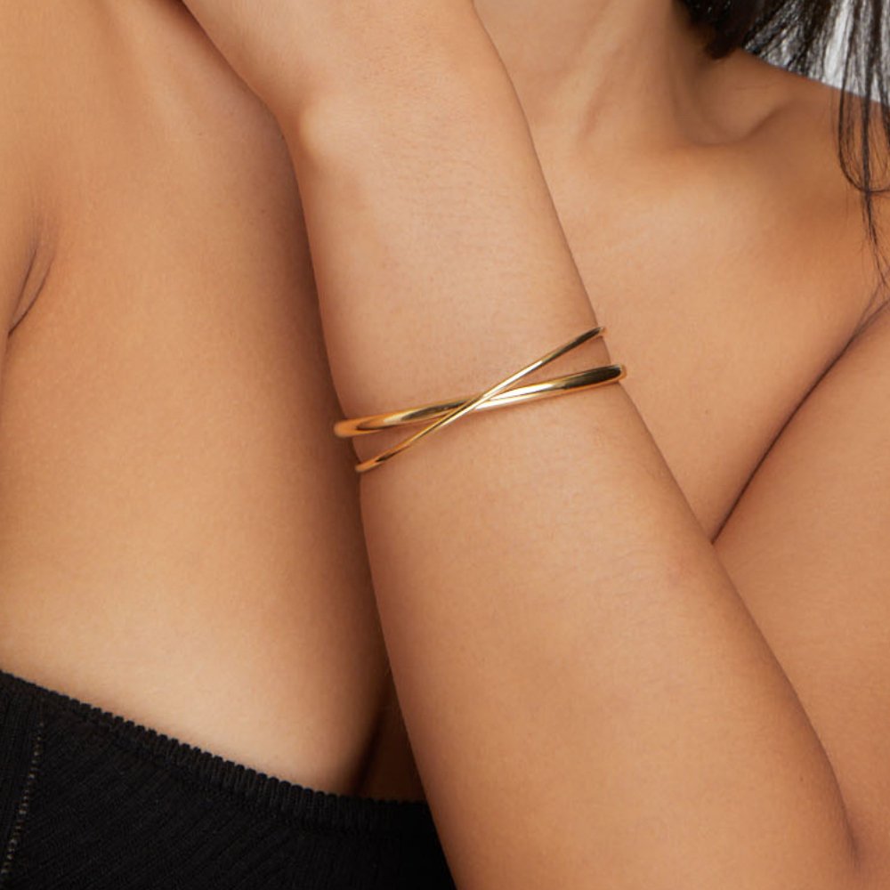 Eva Bracelet: Twist of Elegance